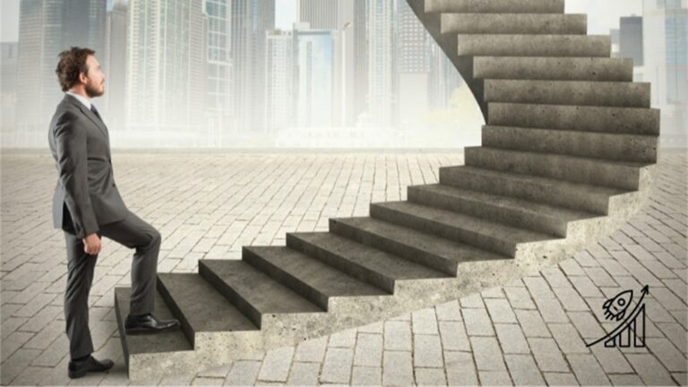 Uma imagem contendo homem, ao ar livre, frente uma escada representa mudança carreira