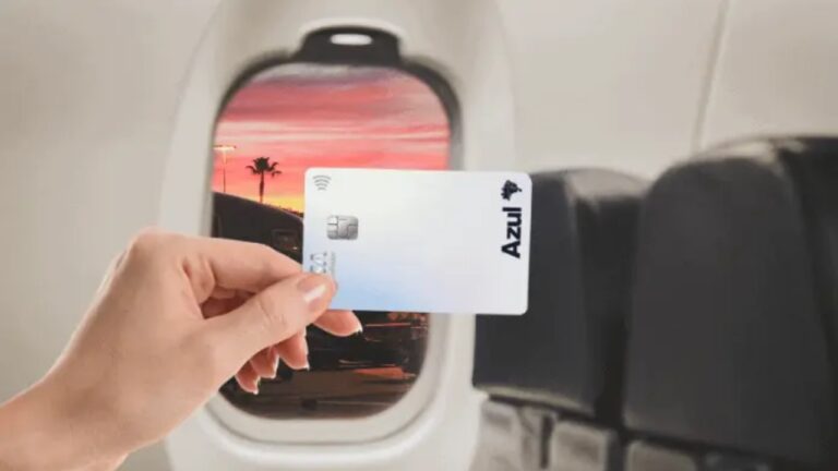 Cartão Azul Visa Infinite do Itaú com imagem de viagem ao fundo