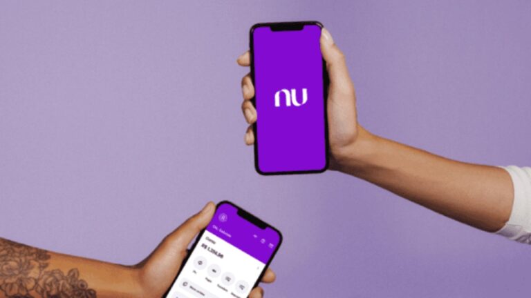 Celular exibindo o aplicativo Nubank com funcionalidades de segurança ativadas.