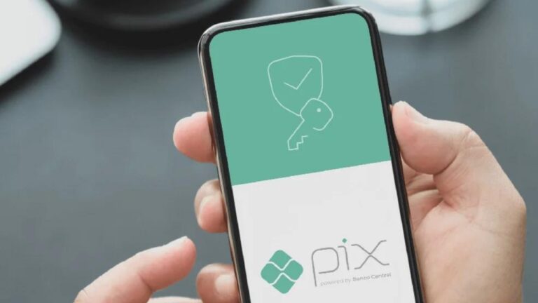 essoa usando smartphone para realizar uma transação Pix, representando segurança e praticidade.